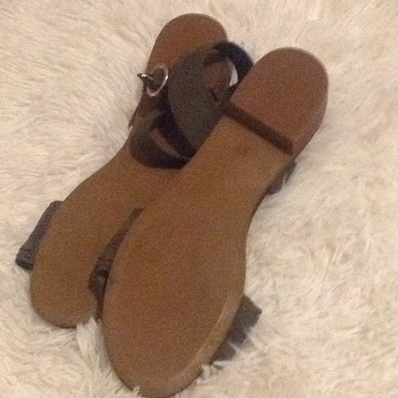 Classy Sandals - Picture 2 of 3